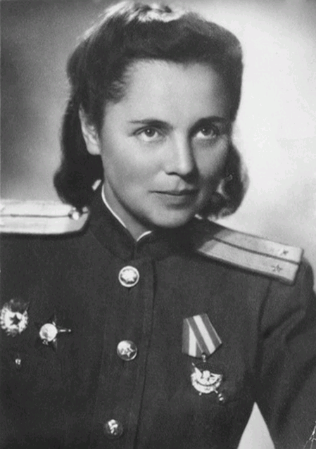 В книге «В небе фронтовом» есть фотография молодой женщины. Снимок смотрится очень эффектно: подчеркивает молодость героини, решительный характер. Объектив запечатлевает ее за долю секунды до улыбки. Ее зовут Тамара Маслова, она – летчик, командир экипажа