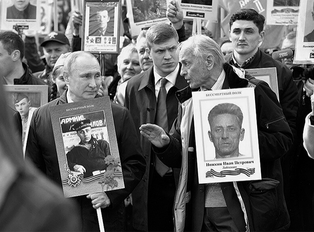 Президент РФ Владимир Путин и актер Михаил Ножкин во время акции памяти «Бессмертный полк» в честь 72-й годовщины Победы в Великой Отечественной войне 1941–1945 годов. 9 мая 2017 года