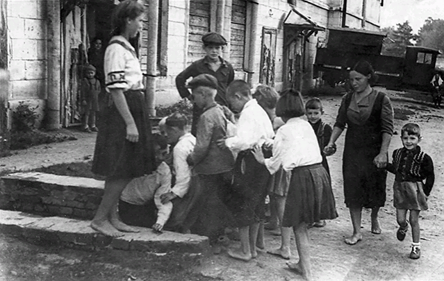 Эвакуация детей в убежище во время налета фашистской авиации. Серпухов, август 1941 года