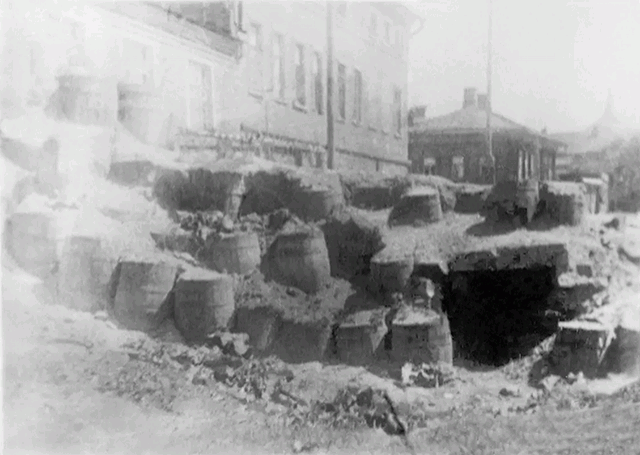 Укрепление, построенное учениками школы на углу Советской улицы в Серпухове, 1941 год