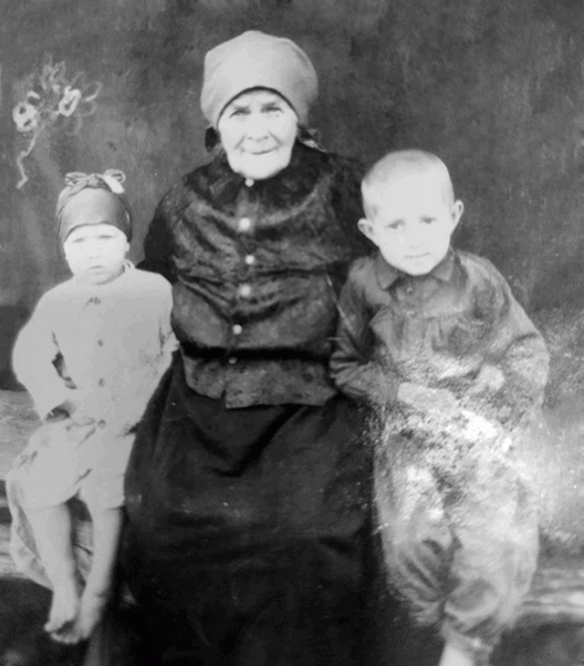 Мама Николая Селиванова с правнуками Вовой и Люсей, 1956 год