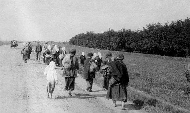 Украинские крестьяне в поисках пропитания во время массового голода, охватившего обширные территории СССР в начале 30-х годов