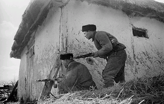 Не найдя ничего съестного, подошли к очередной хате