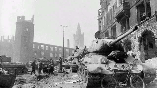 Танки Т-34 3-го Белорусского фронта в центре Кенигсберга