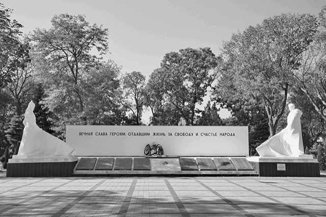 Мемориал в сквере Славы у Вечного огня в Анапе. Братская могила воинов и партизан, погибших в годы Гражданской и Великой Отечественной войн