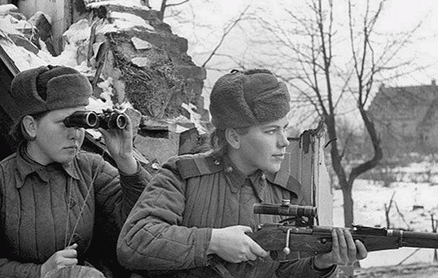 Снайперы Р. Шанина (справа) и З.Шмелева. 3-й Белорусский фронт, январь 1945 года