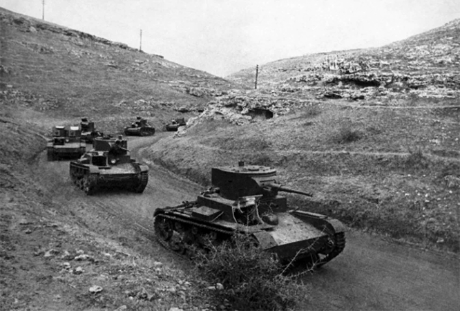 Колонна советскийх танков у реки Халхин-Гол, 1939 год